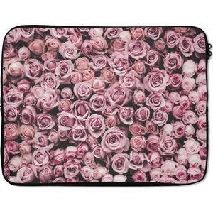Laptophoes 17 inch - Bloemen - Rozen - Natuur - Roze - Botanisch - Laptop sleeve - Binnenmaat 42,5x30 cm - Zwarte achterkant