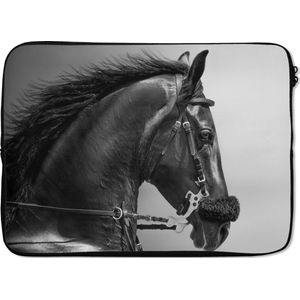 Laptophoes 13 inch - Paarden - Zwart - Portret - Dieren - Laptop sleeve - Binnenmaat 32x22,5 cm - Zwarte achterkant