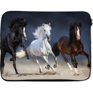 Laptophoes 17 inch - Paarden - Dieren - Zand - Laptop sleeve - Binnenmaat 42,5x30 cm - Zwarte achterkant