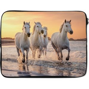 Laptophoes 15.6 inch - Paarden - Zon - Zee - Strand - Dieren - Laptop sleeve - Binnenmaat 39,5x29,5 cm - Zwarte achterkant
