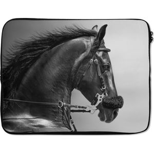 Laptophoes 15.6 inch - Paarden - Zwart - Portret - Dieren - Laptop sleeve - Binnenmaat 39,5x29,5 cm - Zwarte achterkant