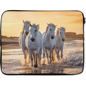Laptophoes 17 inch - Paarden - Water - Strand - Dieren - Laptop sleeve - Binnenmaat 42,5x30 cm - Zwarte achterkant