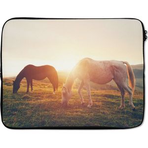 Laptophoes 17 inch - Paarden - Zon - Dieren - Laptop sleeve - Binnenmaat 42,5x30 cm - Zwarte achterkant