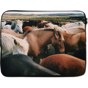 Laptophoes 17 inch - Paarden - Dieren - Wild - Laptop sleeve - Binnenmaat 42,5x30 cm - Zwarte achterkant