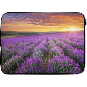 Laptophoes 13 inch - Lavendel - Wolken - Lente - Laptop sleeve - Binnenmaat 32x22,5 cm - Zwarte achterkant