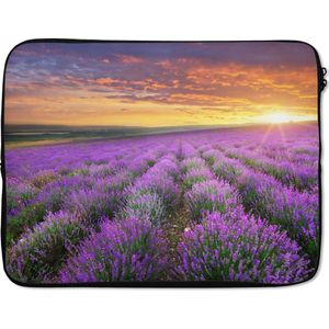 Laptophoes 17 inch - Lavendel - Wolken - Lente - Laptop sleeve - Binnenmaat 42,5x30 cm - Zwarte achterkant