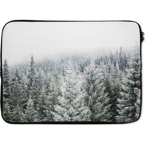 Laptophoes 14 inch - Bos - Sneeuw - Winter - Seizoenen - Dennenboom - Laptop sleeve - Binnenmaat 34x23,5 cm - Zwarte achterkant