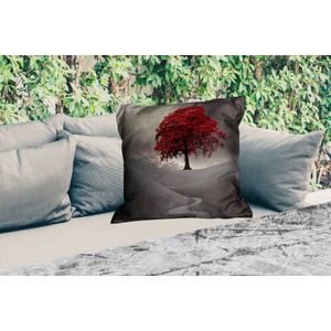 Sierkussen Buiten - Een zwart-wit foto met een grote rode boom - 60x60 cm - Weerbestendig
