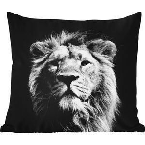 Sierkussen Buiten - Aziatische leeuw tegen zwarte achtergrond in zwart-wit - 60x60 cm - Weerbestendig