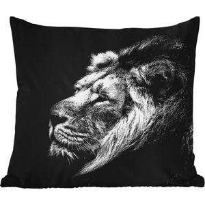 Sierkussen Buiten - Leeuw tegen zwarte achtergrond in zwart-wit - 60x60 cm - Weerbestendig