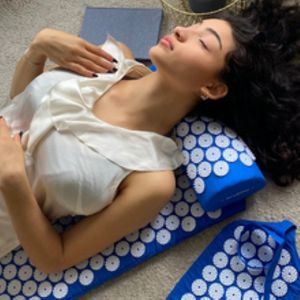 Acupressuurmat en kussen - Acupressuurset met riem - Tegen nek- en rugpijn - Acupressuurmat met kussen en riem voor meer energie en ontspanning - Met tas - Diepblauw