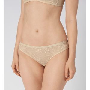 Braziliaanse slip Amourette Charm TRIUMPH. Polyamide materiaal. Maten 46 FR - 44 EU. Geel kleur