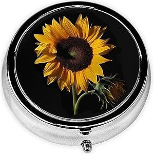 Zonnebloem Zwarte Achtergrond Print Ronde Pillendoos 3 Compartiment Geneeskunde Pil Case Draagbare Pillencontainer voor Dagelijkse Geneeskunde Supplement Vitamine