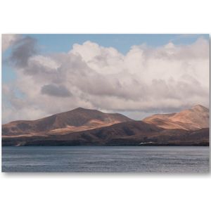Heuvels, wolken en zee - Lanzarote - Foto op Plexiglas 90x60
