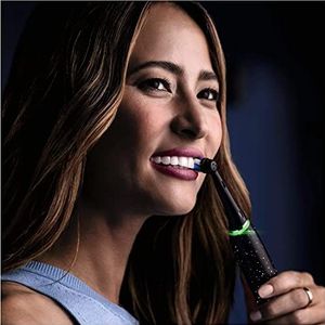 Oral-B Oplaadbare elektrische tandenborstel iO 10 zwart, 1 hoofd, 1 oplaadbare reistas, 1 iO Sense oplader + 1 tandpasta tandvlees en nagellak, klassiek 75 ml