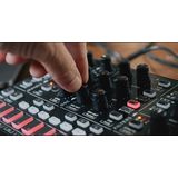 IK Multimedia UNO Synth PRO X, parafonische analoge synthesizer met dubbel filter en parafonische sequencer, geïntegreerde FxS- en CV-aansluitingen