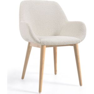 Kave Home - Konna stoel in wit fleece met massief essenhouten poten in een naturel afwerking