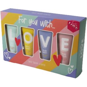 Geschenkset lichaamsverzorging ""L.O.V.E"" / LOVE - Body wash - Hand lotion - Body lotion - Bath & shower - 4 stuks - - Moederdag - Moederdag Cadeautje - Sweet Bloom Scented
