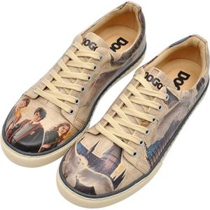 DOGO Femme Cuir Vegan Beige Baskets - Chaussures de Marche Confortables et Décontractées Faites à la Main, Warner Bros Gryffindor Gang Harry Potter Motif