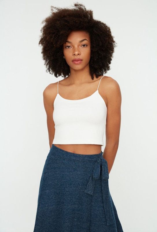 Trendyol Witte Katoenen Spaghettibandjes, Aansluitend Cropped, Rekbaar Gebreid Ondershirt Twoss20Al0006