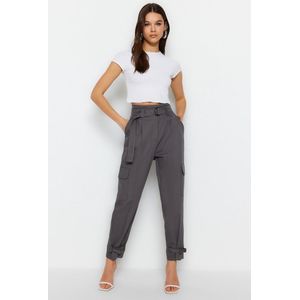 Trendyol Vrouwen Normaal Hoge taille Lading Grijze cargo-geweven broek met riem TWOSS21PL0138