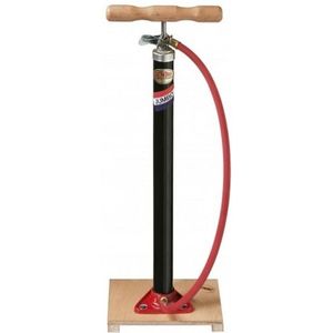Fahrradpumpe auf Holzbrett mit Dunlop-Ventil
