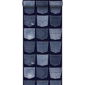 HD vliesbehang spijkerbroeken zakken blauw - 137741 van ESTAhome