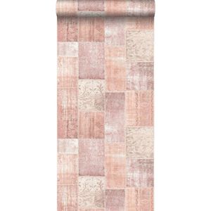 krijtverf eco texture vliesbehang oosters patchwork tapijt perzik oranje roze peach - 148651 van ESTAhome