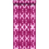 krijtverf eco texture vliesbehang tie-dye shibori intens fuchsia roze - 148684 van ESTAhome