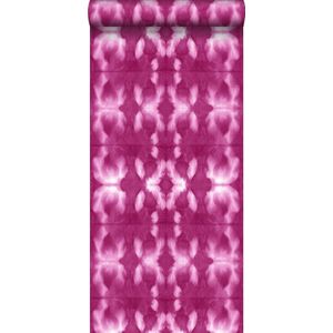 krijtverf eco texture vliesbehang tie-dye shibori intens fuchsia roze - 148684 van ESTAhome