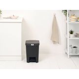 Brabantia - StepUp Prullenbak - Pedaalemmer - Dark Grey - 25 Liter - Gemaakt van 91% Gerecycled Materiaal