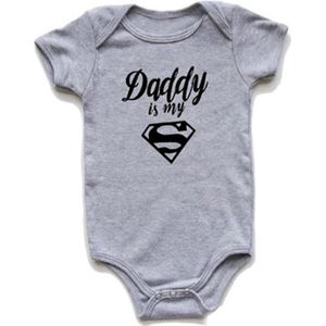 Baby rompertje grijs met tekst Daddy is my Superman. 0-6 maanden. Kraamcadeau jongen dochter zoon meisje