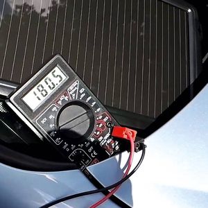 Carpoint - Zonnepaneel Acculader - 12V - 2,4 Watt - Inclusief Accuklemmen en Sigarettenaanstekerplug