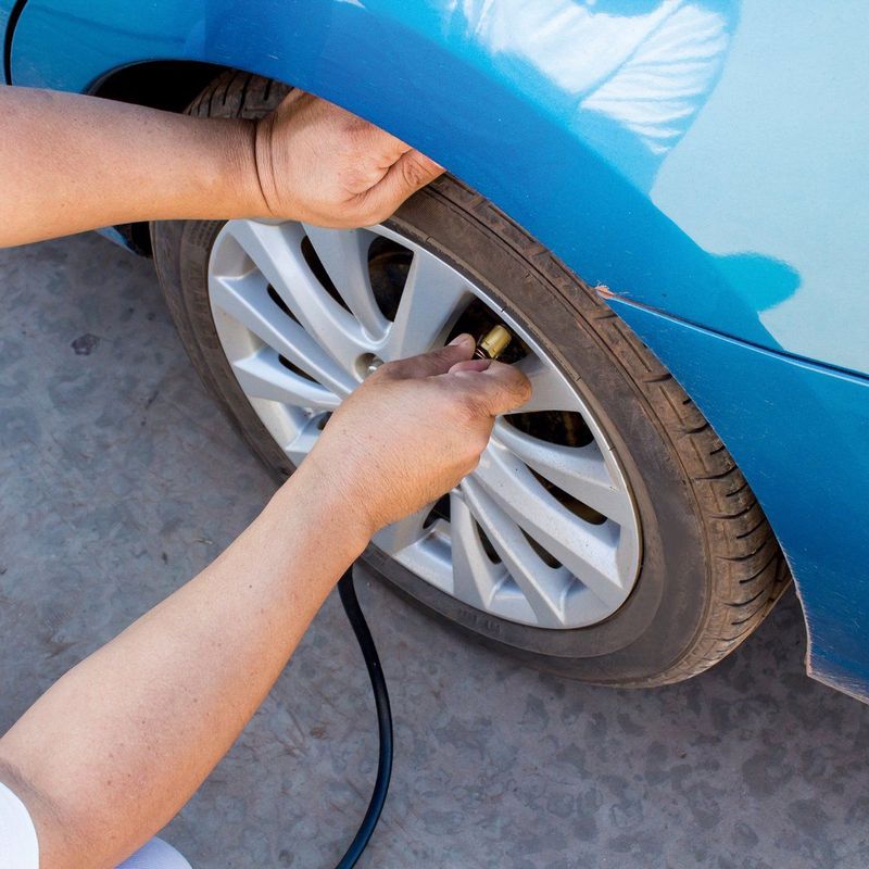 Carpoint - Compacte Luchtcompressor - Zwart - Kunststof - 10 Bar