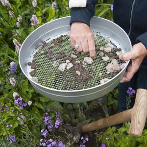 <p>Deze tuinzeef van Nature is een handig hulpmiddel om verschillende materialen te zeven, zoals aarde, zaden en meer. Dankzij de solide stalen constructie is de tuinzeef zeer duurzaam en gaat hij lang mee. Met een diameter van 37 cm ligt de zeef perfect in de hand en is hij gemakkelijk te gebruiken. De gekrulde gladde rand zorgt voor veiligheid tijdens het gebruik.</p>
<p>De tuinzeef heeft een breed scala aan toepassingen en kan worden gebruikt om verschillende materialen te zeven, zoals aarde, stenen, grind, brokken, onkruid, zaden en nog veel meer. Hierdoor is het een veelzijdig gereedschap voor tuiniers en klussers.</p>
<ul>
  <li>Kleur: zilver</li>
  <li>Materiaal: gegalvaniseerd staal</li>
  <li>Afmetingen: 37 x 7,4 cm (ø x H)</li>
  <li>Afmetingen mazen: 12 x 12 mm (L x B)</li>
</ul>
<p>Deze tuinzeef is ideaal voor het zeven van compost en zand. Het is een praktisch en duurzaam gereedschap dat elke tuinier of klusser goed van pas zal komen.</p>