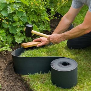 <p>De grondpennenset van Nature is perfect voor het bevestigen van de tuinrand in je buitenruimte. Hierdoor worden je bloembedden of de randen van je gazon behouden.</p>
<p>Deze tuinharingen zijn gemaakt van gerecycled polypropyleen en kunnen aan de bovenzijde van de rand worden bevestigd.</p>
<p>De levering bevat een zak met 10 grondpennen.</p>
<ul>
  <li>Kleur: zwart</li>
  <li>Materiaal: polypropyleen</li>
  <li>Afmetingen: 1,9 x 1,8 x 26,7 cm (B x D x H)</li>
  <li>Levering bevat: 10-delige set van lange grondpennen</li>
</ul>