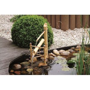 <p>De Ubbink Bamboo Shishi Odoshi 1221602 is een kalmerend waterornament dat je tuin een vleugje sfeer en een oosters tintje geeft. Het waterornament heeft een uniek ontwerp waarbij de buis langzaam volloopt met water totdat deze omvalt en het water uit de buis stroomt, wat zorgt voor een ontspannend watervaleffect.</p>
<p>Het geluid van de vallende buis die een stenen bassin raakt (niet inbegrepen), schrikt herten, zwijnen en vogels af, waardoor dit waterornament ook functioneel is als dierenafschrikker. Daarnaast is de Ubbink Bamboo Shishi Odoshi 1221602 eenvoudig te monteren en leuk om op te zetten.</p>
<ul>
  <li>Materiaal: natuurlijk bamboe</li>
  <li>Afmetingen: 66 x 39 x 30 cm (H x L x B)</li>
  <li>Zonder pomp/lamp</li>
  <li>Aanbevolen pomp: SKU 403751 Ubbink Fonteinpomp Xtra 600</li>
</ul>
<p>Met de Ubbink Bamboo Shishi Odoshi 1221602 haal je een prachtig waterornament in huis dat niet alleen zorgt voor een rustgevende sfeer, maar ook een functionele rol speelt in het afweren van dieren. Het natuurlijke bamboemateriaal en de eenvoudige montage maken dit waterornament een ideale keuze voor elke tuin.</p>