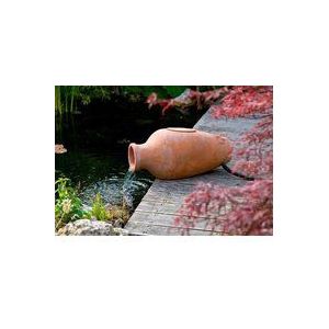<p>De waterpartij AcquaArte Amphora van Ubbink is een filterkruik gemaakt van terracotta. Deze set bevat een pomp en filters, waardoor het geschikt is voor vijvers tot 1.500 L/3.000 L (met vissen/zonder vissen).</p>
<p>De kruik is uitgerust met een deksel dat het controleren en reinigen van de filters vereenvoudigt. Bij de levering ontvang je een pomp, een verbindingsslang (2 m/19 mm), 2 klemmen, 2 filtermatjes en 20 bio-kernels voor het filteren.</p>
<ul>
<li>Afmetingen: 28 x 60 x 30 cm (B x L x H)</li>
<li>Materiaal: terracotta</li>
<li>Stroomsnelheid: 900 L/u</li>
<li>Maximale inhoud vijver met vissen: 1.500 L</li>
<li>Maximale inhoud vijver zonder vissen: 3.000 L</li>
<li>Levering bevat:</li>
</ul>
<ul>
<li>1 x Amphora van geglazuurd terracotta</li>
<li>1 x Ubbink Pond Pump Xtra 900</li>
<li>1 x spiraalslang 2 m x 19 mm</li>
<li>2 x slangklemmen, gegalvaniseerd 20 - 23 mm</li>
<li>2 x filtermat rond 23,5 cm: 1 x zwart 10 ppm - 1 x blauw 20 ppm</li>
<li>20 x bio-kernels</li>
</ul>