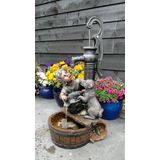 REGINA - Polyresin, Rustikale Dekoration "Junge und Hund am Brunnen"