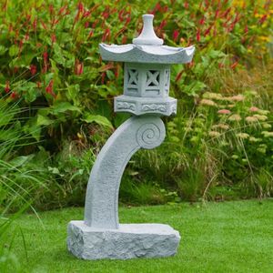 <p>Deze Roji Acqua Arte tuinlantaarn van Ubbink is een klassieke lantaarn in Japanse stijl. Het is speciaal ontworpen door theemeesters voor het "roji" pad, dat van het huis naar het theehuis leidt.</p>
<p>De tuinlantaarn is gemaakt van poly-hars, een lichtgewicht en weerbestendig synthetisch materiaal. Hierdoor kan de lantaarn het hele jaar door buiten blijven staan zonder beschadigd te raken.</p>
<p>Houd er rekening mee dat de lichtbron niet is inbegrepen bij de tuinlantaarn. Je kunt zelf een passende lichtbron toevoegen om de gewenste sfeer te creëren.</p>
<ul>
  <li>Kleur: grijs</li>
  <li>Materiaal: polyresin</li>
  <li>Afmetingen: 34,5 x 47 x 96 cm (B x D x H)</li>
  <li>Lichtgewicht</li>
  <li>Eenvoudig te monteren</li>
  <li>Verlichtingsoptie (niet inbegrepen)</li>
</ul>