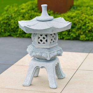 <p>Deze Rokkaku Yukimi Acqua Arte tuinlantaarn van Ubbink is een klassieke lantaarn uit Japanse tuinen. De tuinsculptuur is uniek door het zeshoekige dak dat in de winter sneeuw afstoot. De lantaarn heeft een uniforme kleur en brengt een vleugje elegantie in elk hoekje in de tuin.</p>
<p>Hij is gemaakt van polyresin, een kunsthars, en is daardoor lichtgewicht en bestand tegen weersomstandigheden. Opmerking: de lichtbron wordt niet meegeleverd.</p>
<ul>
  <li>Kleur: grijs</li>
  <li>Materiaal: polyresin</li>
  <li>Afmetingen: 36,5 x 41,5 x 60,5 cm (B x D x H)</li>
  <li>Sneeuwafstotend dak</li>
  <li>Lichtgewicht</li>
  <li>Weerbestendig</li>
  <li>Verlichtingsoptie (niet inbegrepen)</li>
</ul>