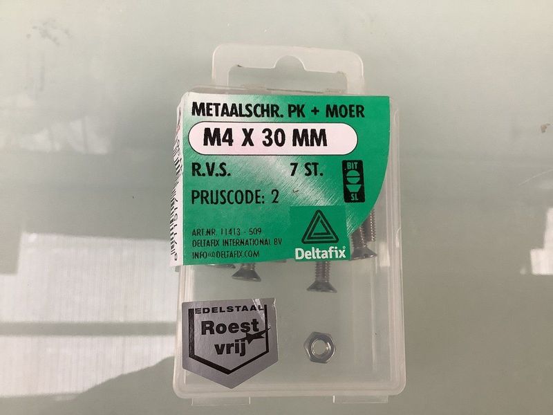 Deltafix.Metaal bout met moer. Platkop.  M4 x 30 MM. R.V.S. 7 Stuks metaal schroeven.