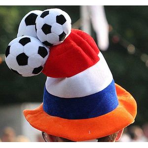 WK muts Nederland met voetbal - Oranje Wereld kampioenschap - 57 cm