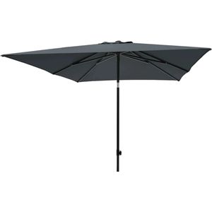 <p>Met de Denia parasol van Madison creëer je eenvoudig een gezellig schaduwplekje in je tuin of op je terras. Deze tuinparasol is voorzien van een handig push-upmechanisme, waardoor je hem moeiteloos kunt in- en uitklappen. Zo is de parasol snel klaar voor gebruik.</p>
<p>Daarnaast heeft de Denia parasol een handig kantelmechanisme, waarmee je het doek altijd naar de zon toe kunt kantelen. Ook beschikt deze parasol over een uniek voorspanningssysteem, waardoor het doek altijd mooi strak staat.</p>
<p>De hoogte van de parasol is verstelbaar door aan de hendel te draaien. Het frame van de parasol is gemaakt van roestwerend aluminium, wat zorgt voor een lange levensduur. Het grote, vierkante doek is gemaakt van 100% polyester met een PA-coating, waardoor de Denia water- en vuilafstotend is. Bovendien heeft het doek een UV-beschermingsfactor van 50+.</p>
<p>Om te voorkomen dat de parasol wind vangt en omwaait, is hij voorzien van een windvanger. Let op: gebruik altijd een parasolvoet met een minimaal gewicht van 25 kg (parasolvoet niet inbegrepen).</p>
<ul>
  <li>Kleur: grijs</li>
  <li>Materiaal frame: aluminium</li>
  <li>Materiaal doek: 100% polyester (180 gram/m²) met een PA-coating</li>
  <li>Afmetingen parasol: 200 x 200 x 250 cm (B x D x H)</li>
  <li>Diameter paal: 3,5 cm</li>
  <li>Uv-beschermingsfactor: 50+</li>
  <li>Water- en vuilafstotend</li>
  <li>In hoogte verstelbaar</li>
  <li>Handig kantelmechanisme</li>
  <li>Uniek spansysteem</li>
  <li>Met push-upsysteem</li>
  <li>Voorzien van een windvanger</li>
  <li>4 baleinen</li>
  <li>Minimumgewicht van de parasolvoet: 25 kg</li>
</ul>