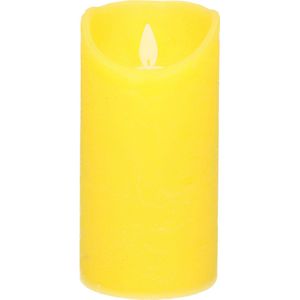 1x Gele LED kaarsen / stompkaarsen 15 cm - Luxe kaarsen op batterijen met bewegende vlam