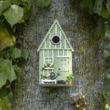 <p>Geef de vogels een plekje om zich te nestelen met het vogelhuisje in de vorm van een tuinschuur van Esschert Design.</p>
<p>Het nestkastje is gemaakt van weerbestendig polyresin en heeft het ontwerp van een tuinschuur.</p>
<p>Het biedt de perfecte plek voor kleine vogeltjes, zoals de pimpelmees, om hun nest te maken.</p>
<p>Het vogelhuisje is geschikt voor meerdere vogelsoorten.</p>
<p>Naast de pimpelmees is hij ook geschikt voor de kuifmees, de glanskop, de matkop en de koolmees.</p>
<p>In de winter zijn nestkastjes ideaal voor wilde vogels, voor beschutting tegen het koude weer.</p>
<p>Het is ook een perfect geschenk om aan iemand te geven! Bevestig het vogelhuisje aan de muur of aan een boom, op een hoogte van 2 meter.</p>
<p>Het is van het uiterste belang om ervoor te zorgen dat het vogelhuisje op een goed verstopt, beschut en stil plekje wordt opgehangen zodat de vogeltjes de vrije ruimte hebben om in en uit te vliegen.</p>
<p>Opmerking: de onderkant van het vogelhuisje kan opengemaakt worden, zodat hij schoon gemaakt kan worden (maak het nestkastje alleen in de herfst schoon).</p>
<ul>
<li>Kleur: meerkleurig</li>
<li>Materiaal: polyresin en multiplex</li>
<li>Afmetingen: 13,9 x 13,4 x 25,1 cm (B x D x H)</li>
<li>Weerbestendig</li>
<li>Ventilatieopeningen bevinden zich onder het dak</li>
<li>De onderkant kan opengemaakt worden om het nestkastje schoon te maken</li>
<li>Eenvoudig op te hangen (dankzij de sleutelgatopening)</li>
<li>Geschikt voor wilde vogels, zoals de pimpelmees, kuifmees, glanskop, matkop en de koolmees</li>
</ul>