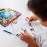 Totum Dino designer doeboek vakantieboek tekenen schrijven en stickeren boekje met dinosaurus thema - 25 delig incl. stickers sjablonen
