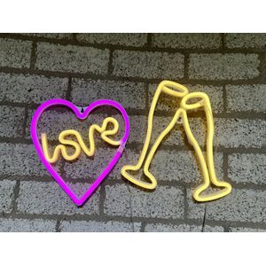 LED hart+love en glazen met neonlicht - Set van 2 stuks - roze en geel+ geel neon licht - Op batterijen en USB - hoogte hart+love 27 x 25.5 x 2 cm - hoogte glazen 28 x 1.5 x 28.5 cm - Wandlamp - Sfeerlamp - Decoratieve verlichting - Woonaccessoires