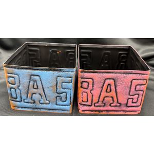 Metalen deco (planten) bakjes met letters en cijfers - Set van 2 stuks - mat blauw & oranje/roze - Hoogte 8 x 10 x 9.5 cm - Exclusief planten - Woonaccessoires - Woondecoratie - Tuinaccessoires - Tuindecoratie