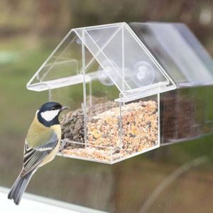 <p>Trakteer de vogels in je buurt op een maaltijd met dit dubbele voederhuisje voor aan het raam van Esschert Design! Het huisje is gemaakt van transparant materiaal waardoor het mogelijk is om de vogels te zien genieten van hun eten.</p>
<p>Het voederhuisje heeft 2 zuignappen die aan het raam kunnen worden bevestigd, wat handig is om vanuit huis vogels te observeren. Het schuifbare dak maakt het eenvoudig om het voer bij te vullen.</p>
<p>Met 2 aparte compartimenten kun je verschillende soorten vogelvoer toevoegen aan het voederhuis. De schattige vogels zullen elke dag op bezoek komen voor een traktatie of wat rust!</p>
<ul>
  <li>Kleur: transparant</li>
  <li>Materiaal: PMMA en PVC</li>
  <li>Afmetingen: 10 x 14,7 x 15 cm (L x B x H)</li>
  <li>Met 2 zuignappen en 2 aparte voederplaatsen</li>
  <li>Gemakkelijk bij te vullen en schoon te maken</li>
  <li>Geschikt voor plaatsing aan een raam of muur</li>
  <li>Exclusief vogelvoer</li>
</ul>